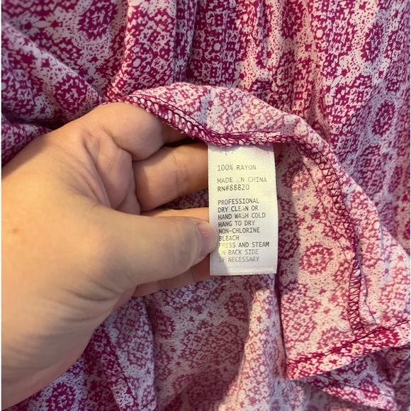 Willi Smith,size 1X, Pink Blouse. Looks great with dress pants, skirt, or jeans. - Picture 2 of 4